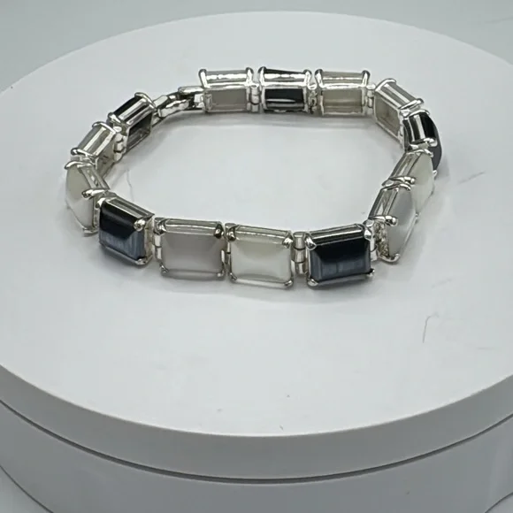 Monet thermoset black and white bracelet size 7.5. Vintage.​ - Picture 2 of 6